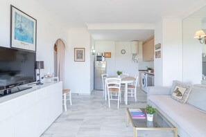 Apartment | Dining