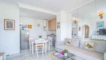 Apartment | Living room | DVD player