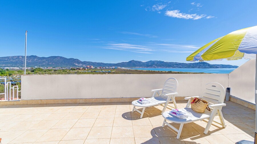 Apartment in Empuriabrava Near Sandy Beach