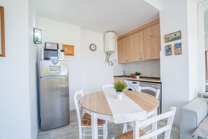 Apartment | Private kitchen | Electric kettle - Apartment in Empuriabrava Near Sandy Beach (Castello d'Empuries)