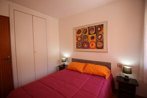 1 quarto, ferros/tábuas de passar roupa