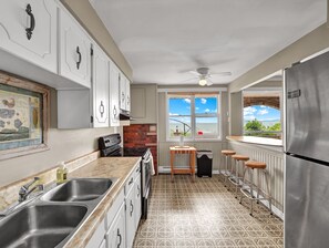 冷蔵庫、電子レンジ、オーブン、コンロ