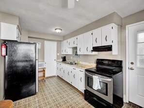 冷蔵庫、電子レンジ、オーブン、コンロ