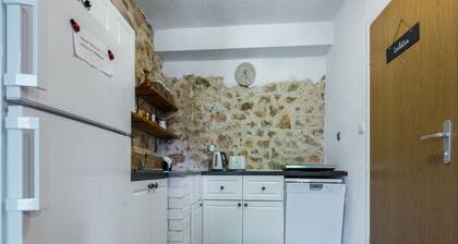 Charming Retreat With Lush Garden - 3 Bedroom