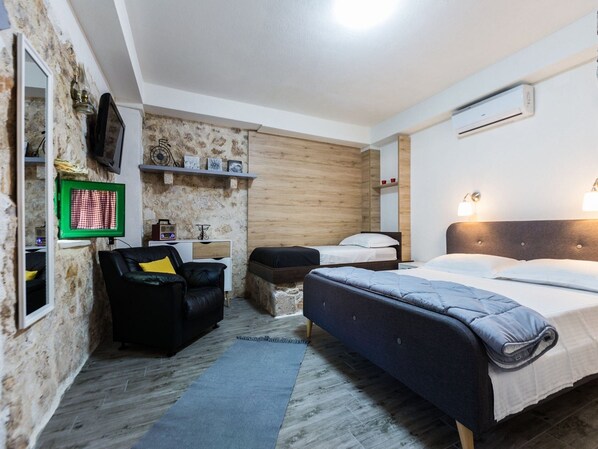 3 habitaciones y tabla de planchar con plancha