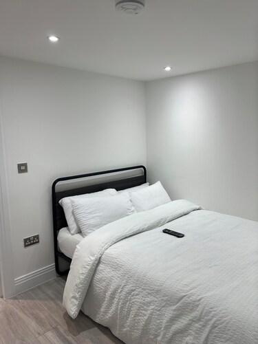 Brand New cosy 2 bedroom apartment with early check in and late check out