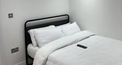 Brand New cosy 2 bedroom apartment with early check in and late check out