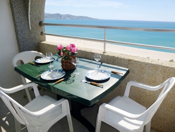 House | Tempat makan luar