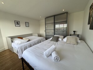 3 habitaciones y tabla de planchar con plancha