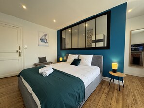3 habitaciones y tabla de planchar con plancha
