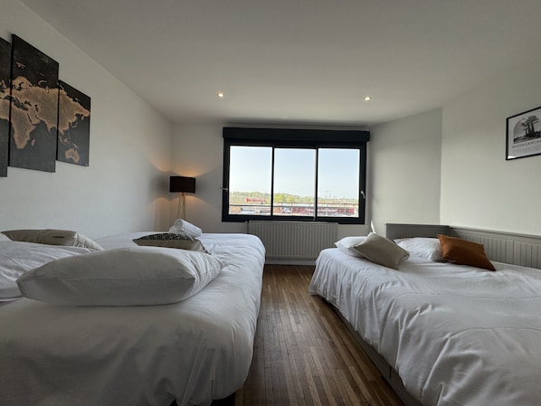 3 habitaciones y tabla de planchar con plancha