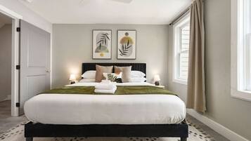 4 quartos, escrivaninha, ferros/tábuas de passar roupa, berço de viagem