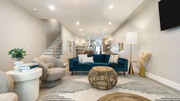 Smart TV, pebolim, livros, aparelho de som