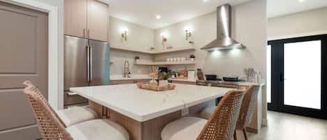 Réfrigérateur, micro-ondes, four, plaque de cuisson