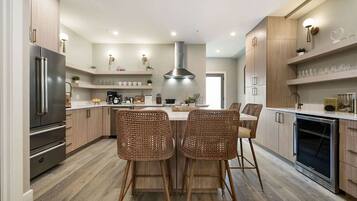 Geladeira, micro-ondas, fogão, cooktop