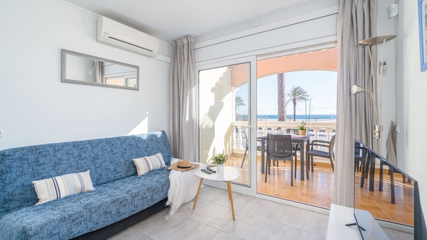 Apartment | Living room - Beachfront Stay With Sea Views & Wi-fi (Castello d'Empuries)