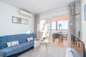 Living room - Beachfront Stay With Sea Views & Wi-fi (Castello d'Empuries)