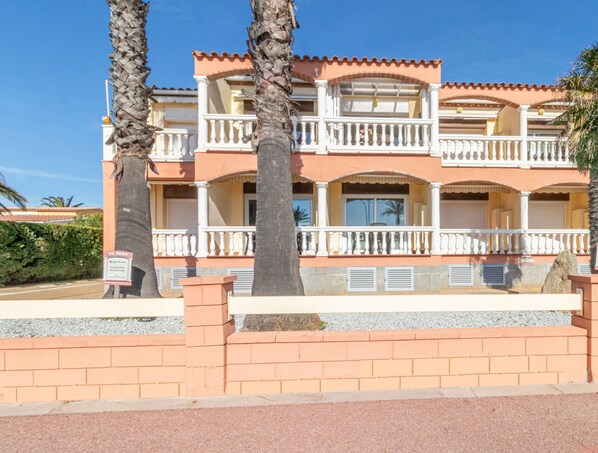 Exterior - Beachfront Stay With Sea Views & Wi-fi (Castello d'Empuries)