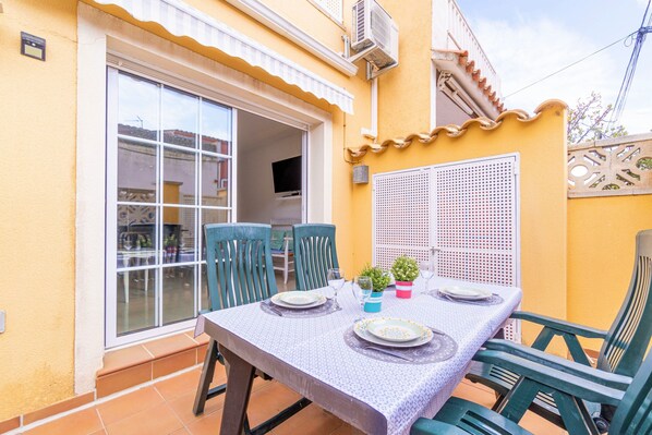 Mobile Home | Outdoor dining