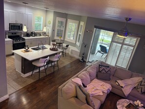 Smart TV, fireplace, DVD player, books - Relax in my calm and stylish space. Enjoy the relaxing lakeview and heated pool. (Riverview)