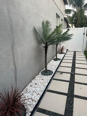 Property grounds - Relax in my calm and stylish space. Enjoy the relaxing lakeview and heated pool. (Riverview)