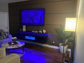 Smart-tv, pejs, dvd-afspiller, bøger