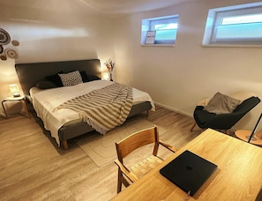 Departamento | 2 habitaciones, tabla de planchar con plancha y muebles diferentes
