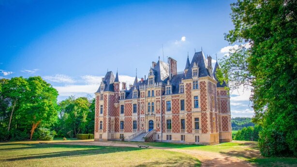 A large, historic building with multiple towers and a well-maintained lawn. - Countryside Castle With Concierge Luxury (Maigné)