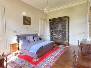 7 bedrooms, iron/ironing board