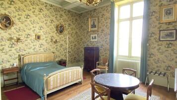 7 bedrooms, iron/ironing board