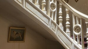 A grand staircase with ornate balusters and a curved design, leading to an upper floor. - Countryside Castle With Concierge Luxury (Maigné)