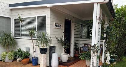 Charming 2-bedroom cottage with AC, WiFi in enchanting Yattalunga.