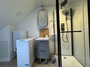 Apartment | Bilik Mandi