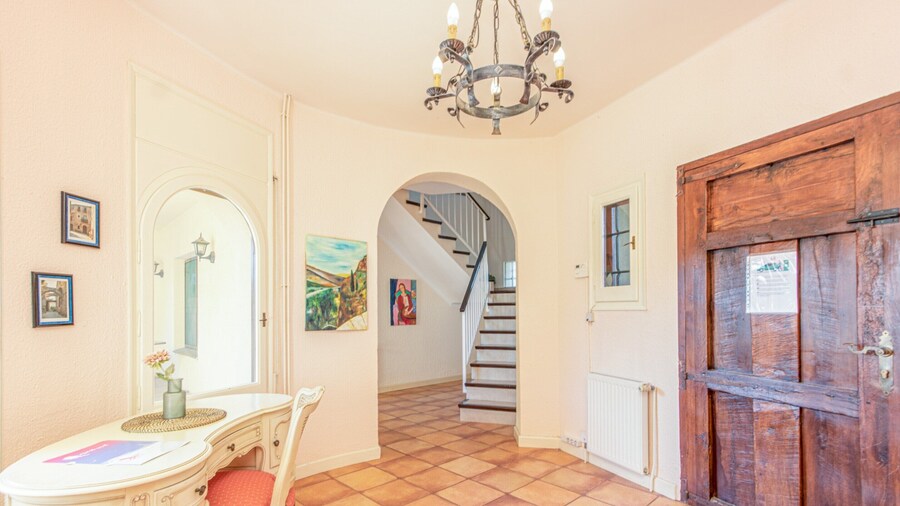 Luxury Canal-side Home With Pool