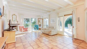 Villa | Living room - Luxury Canal-side Home With Pool (Castello d'Empuries)