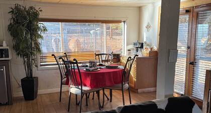 Charming 3-bedroom farmhouse with AC, WiFi in brilliant Sandia Park