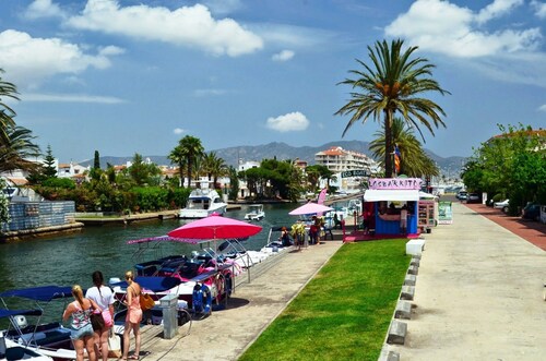Apartment in Empuriabrava Near Sandy Beach