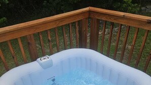Un bain à remous sur une terrasse en bois.