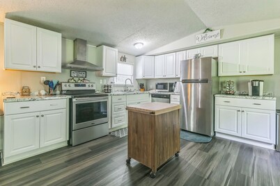  4BR mobile home w/Hot Tub,Fire pit,gas BBQ AC, WiFi in Simpsonville by Hospital