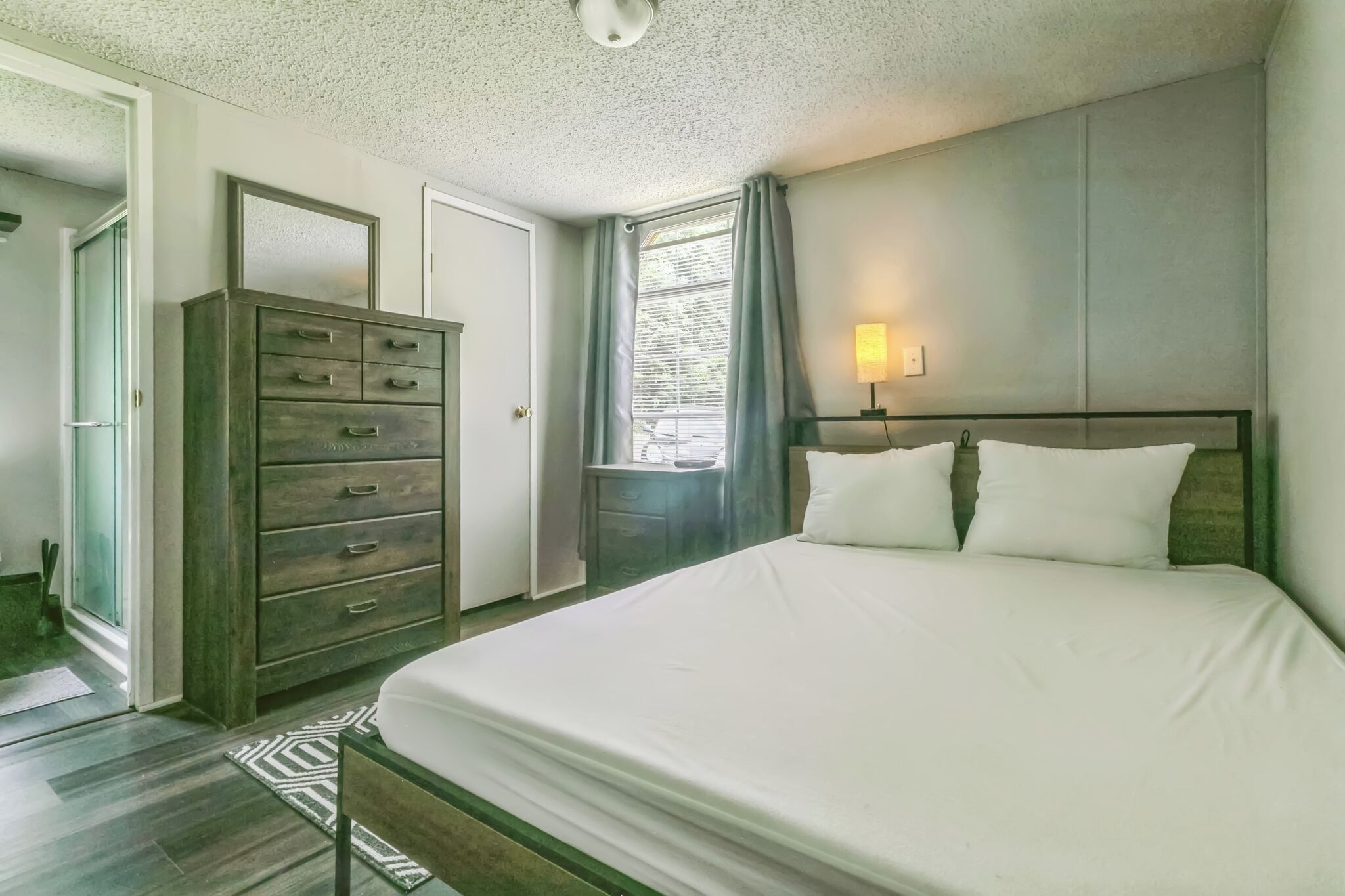 4 chambres, fer et planche à repasser, Wi-Fi, draps fournis