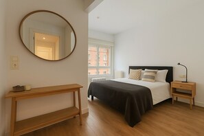 4 bedrooms, iron/ironing board, WiFi, bed sheets