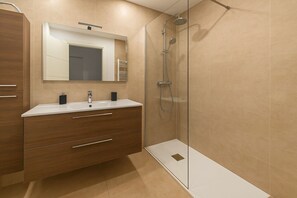 Haartrockner, Handtücher, Seife, Toilettenpapier