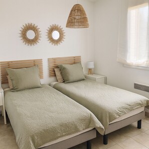 4 bedrooms, iron/ironing board, WiFi, bed sheets - Le Clos du Théâtre - Villa with pool & BBQ (Orange)