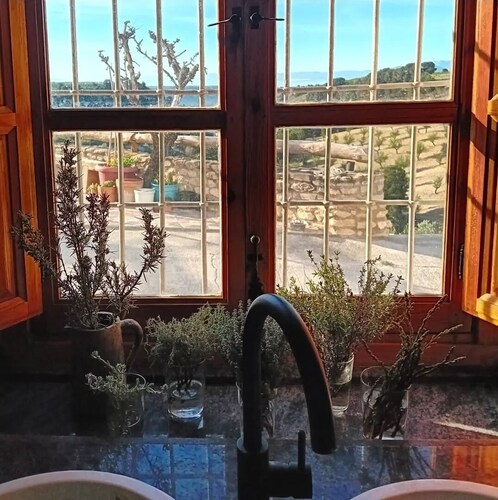 Orchard House with outdoor kitchen & stunning views (Pet Friendly)