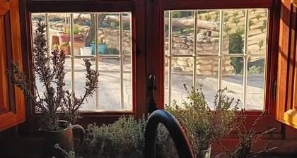 Orchard House with outdoor kitchen & stunning views (Pet Friendly)