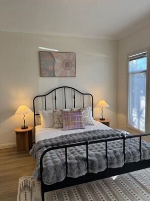 3 habitaciones, escritorio, tabla de planchar con plancha y wifi 