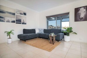 TV, offices - Waterfront house private jetty kayaks provided (Hindmarsh Island)
