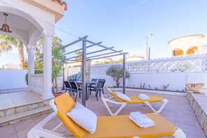 Exterior - Villa in Empuriabrava With Private Pool (Castello d'Empuries)