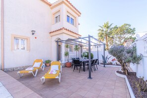 Outdoor dining - Villa in Empuriabrava With Private Pool (Castello d'Empuries)