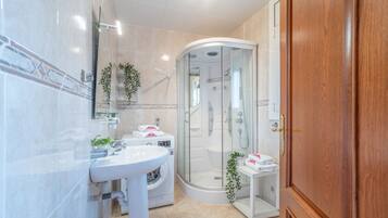 Villa | Bathroom